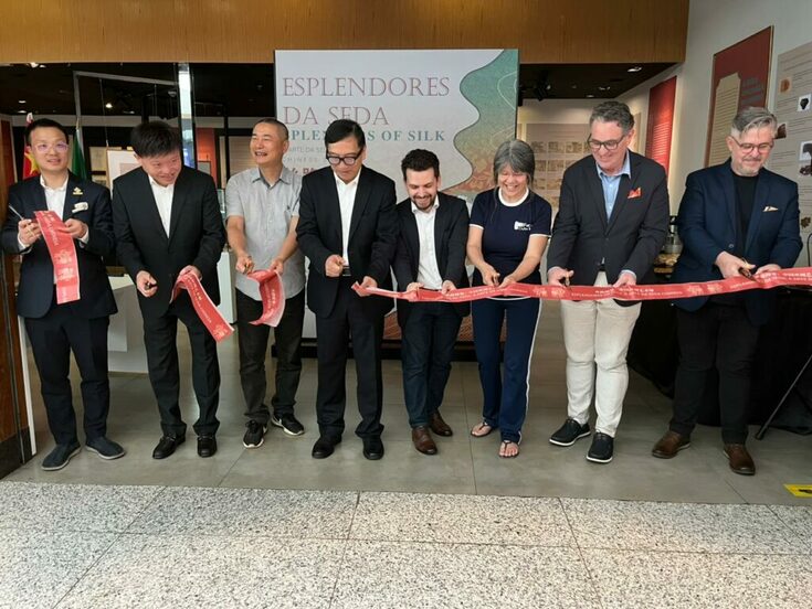 Exposição “Esplendores da Seda” é inaugurada em Foz do Iguaçu e segue aberta até 2026 Exposição “Esplendores da Seda” é inaugurada em Foz do Iguaçu e segue aberta até 2026