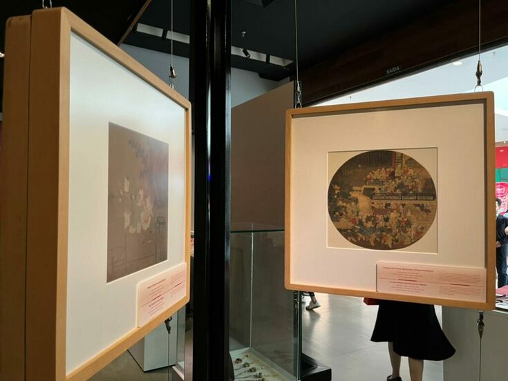 Exposição “Esplendores da Seda” é inaugurada em Foz do Iguaçu e segue aberta até 2026 Exposição “Esplendores da Seda” é inaugurada em Foz do Iguaçu e segue aberta até 2026