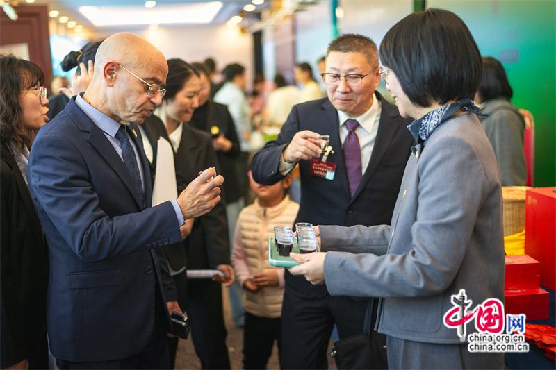 中外以茶为媒交融互鉴 打造茶文化“一带一路” 中外以茶为媒交融互鉴 打造茶文化“一带一路”