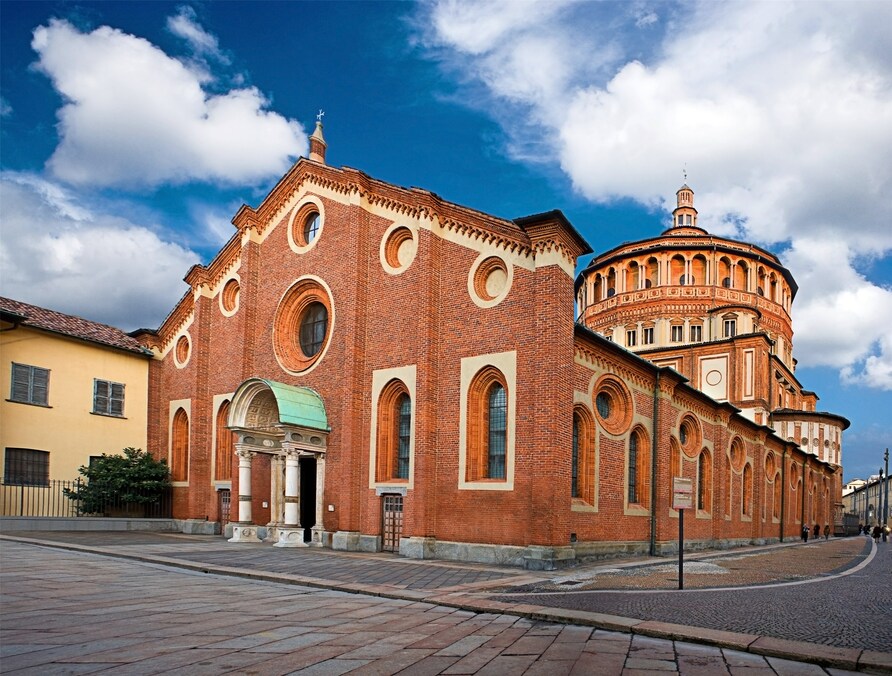 QJ6940704880米兰圣玛丽亚修道院

				<p>米兰，意大利第二大城市，伦巴第大区的首府，位于意大利人口最密集和发展度最高的伦巴第大平原上，历史悠久，以观光、时尚、建筑闻名。</p>
<p>米兰是意大利的主要工业、商业和金融中心，也是世界大都会之一。其商业区拥有欧洲最著名的全意证券交易所-米兰证券交易所和许多大型国家银行和公司。米兰还是世界重要的时尚和设计之都，范思哲、普拉达、古奇等很多时尚品牌都是从米兰走向世界。其博物馆、剧院和其他标志性建筑(包括米兰大教堂、圣玛丽亚感恩教堂等)每年吸引众多游客前来观赏。米兰教育资源丰富，拥有众多文化机构和高等学府。米兰拥有两支世界最著名的足球队，AC米兰和国际米兰。米兰还因几项国际活动而闻名，包括米兰时装周、世界最大规模的米兰国际家具展。2015年，米兰第二次成功主办了世博会。</p>
			