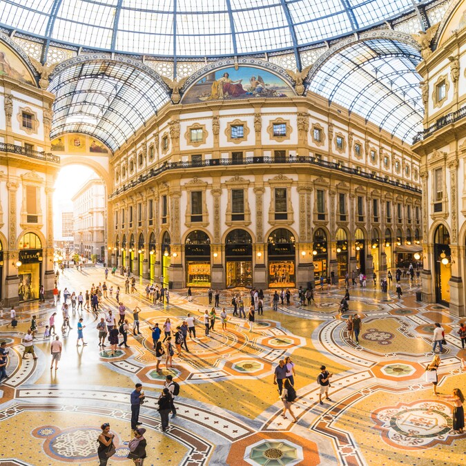 QJ6965335420

				<p>米兰，意大利第二大城市，伦巴第大区的首府，位于意大利人口最密集和发展度最高的伦巴第大平原上，历史悠久，以观光、时尚、建筑闻名。</p>
<p>米兰是意大利的主要工业、商业和金融中心，也是世界大都会之一。其商业区拥有欧洲最著名的全意证券交易所-米兰证券交易所和许多大型国家银行和公司。米兰还是世界重要的时尚和设计之都，范思哲、普拉达、古奇等很多时尚品牌都是从米兰走向世界。其博物馆、剧院和其他标志性建筑(包括米兰大教堂、圣玛丽亚感恩教堂等)每年吸引众多游客前来观赏。米兰教育资源丰富，拥有众多文化机构和高等学府。米兰拥有两支世界最著名的足球队，AC米兰和国际米兰。米兰还因几项国际活动而闻名，包括米兰时装周、世界最大规模的米兰国际家具展。2015年，米兰第二次成功主办了世博会。</p>
			