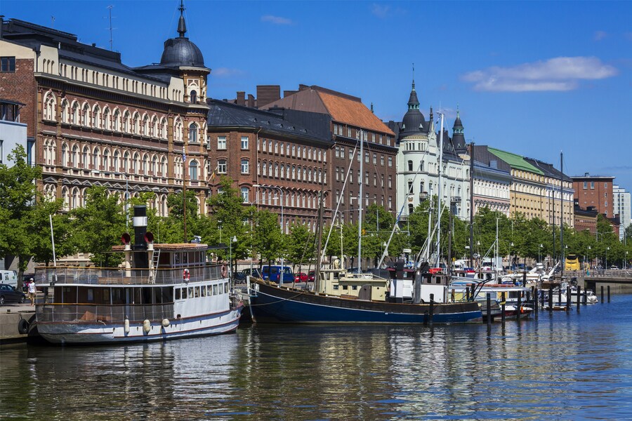 QJ6613603561

				<p>赫尔辛基(Helsinki)，是芬兰的首都，濒临波罗的海，是一座古典美与现代文明融为一体的都市，又是一座都市建筑与自然风光巧妙结合在一起的花园城。市内建筑多用浅色花岗岩建成，有“北方洁白城市”之称。在大海的衬托下，无论夏日海碧天蓝，还是冬季流冰遍浮，这座港口城市总是显得美丽洁净，被世人赞美为“波罗的海的女儿”。</p>
			