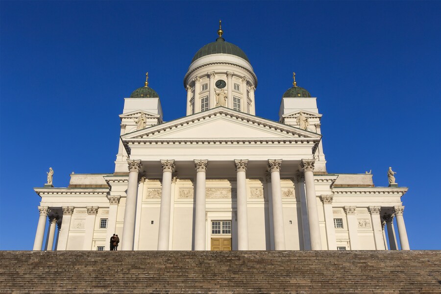 QJ6742461146赫尔辛基大教堂

				<p>赫尔辛基(Helsinki)，是芬兰的首都，濒临波罗的海，是一座古典美与现代文明融为一体的都市，又是一座都市建筑与自然风光巧妙结合在一起的花园城。市内建筑多用浅色花岗岩建成，有“北方洁白城市”之称。在大海的衬托下，无论夏日海碧天蓝，还是冬季流冰遍浮，这座港口城市总是显得美丽洁净，被世人赞美为“波罗的海的女儿”。</p>
			