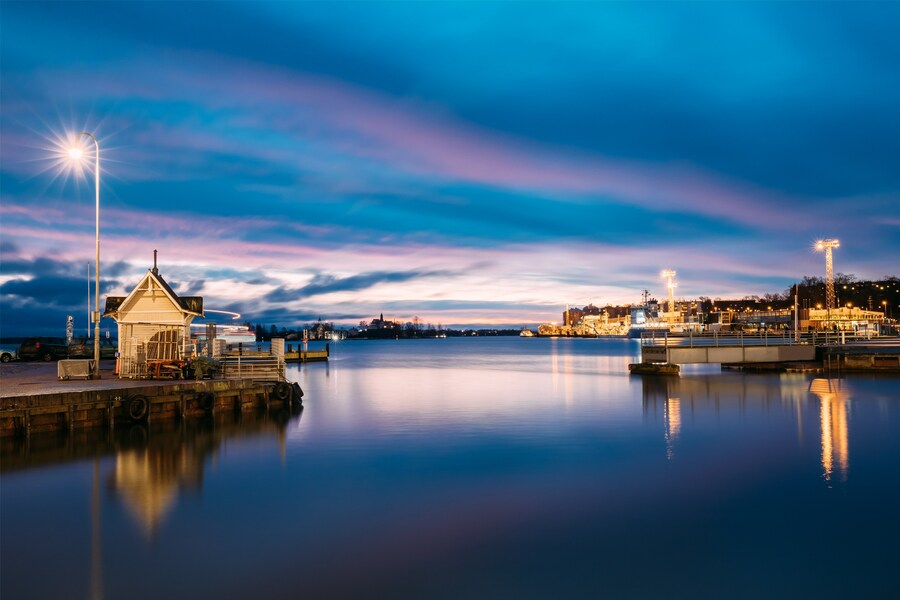 QJ8260876424

				<p>赫尔辛基(Helsinki)，是芬兰的首都，濒临波罗的海，是一座古典美与现代文明融为一体的都市，又是一座都市建筑与自然风光巧妙结合在一起的花园城。市内建筑多用浅色花岗岩建成，有“北方洁白城市”之称。在大海的衬托下，无论夏日海碧天蓝，还是冬季流冰遍浮，这座港口城市总是显得美丽洁净，被世人赞美为“波罗的海的女儿”。</p>
			
