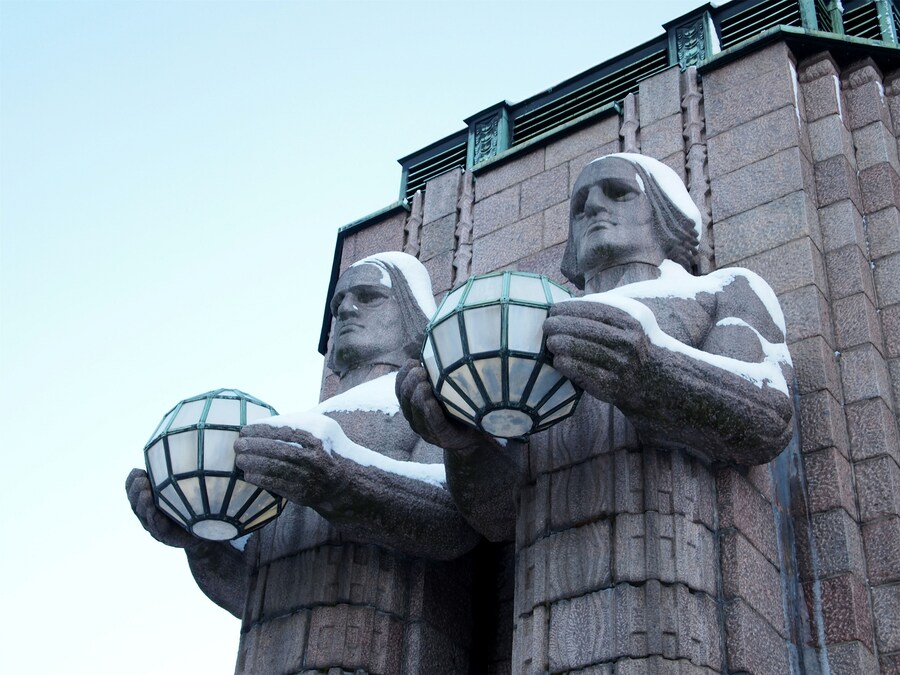 QJ8689836787

				<p>赫尔辛基(Helsinki)，是芬兰的首都，濒临波罗的海，是一座古典美与现代文明融为一体的都市，又是一座都市建筑与自然风光巧妙结合在一起的花园城。市内建筑多用浅色花岗岩建成，有“北方洁白城市”之称。在大海的衬托下，无论夏日海碧天蓝，还是冬季流冰遍浮，这座港口城市总是显得美丽洁净，被世人赞美为“波罗的海的女儿”。</p>
			