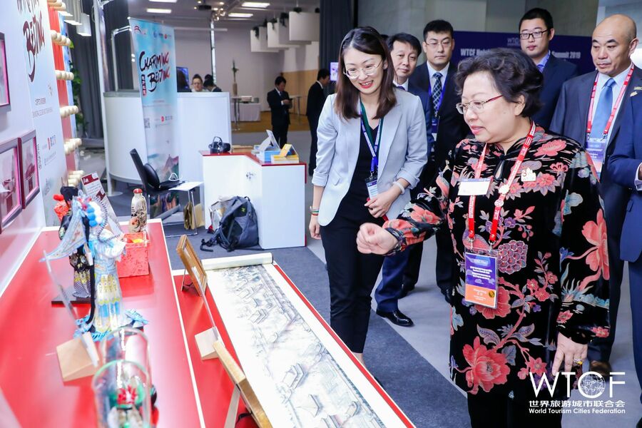 Ms. Wang Hong, Executive Vice Chairperson of WTCF Council, Vice Mayor of Beijing visits city booth of Beijing

				Album of Helsinki Fragrant Hills Tourism Summit			