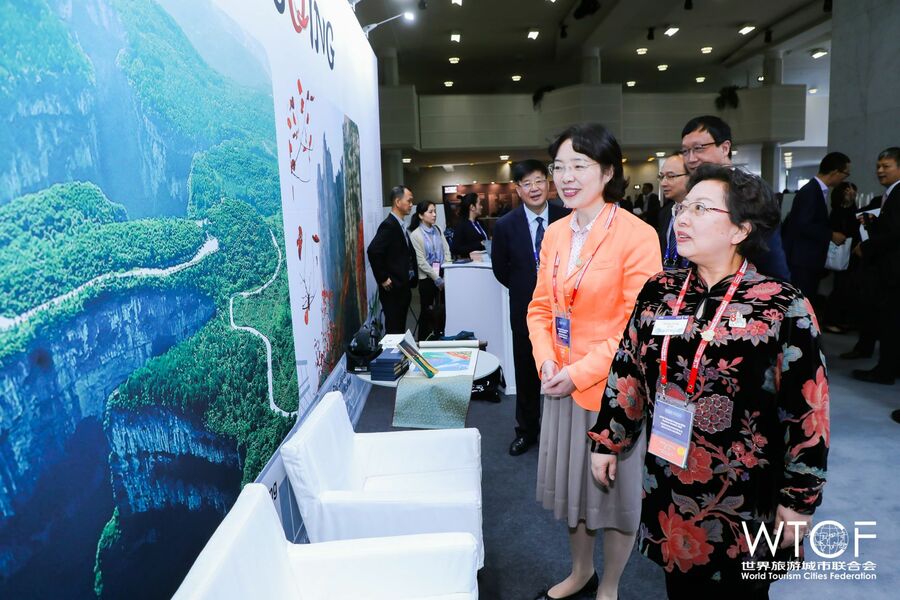 Ms. Wang Hong, Executive Vice Chairperson of WTCF Council, Vice Mayor of Beijing visits city booth of Chongqing

				Album of Helsinki Fragrant Hills Tourism Summit			