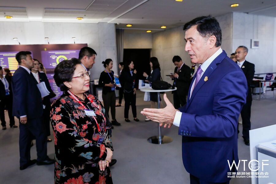 Ms. Wang Hong, Executive Vice Chairperson of WTCF Council, Vice Mayor of Beijing visits city booths

				Album of Helsinki Fragrant Hills Tourism Summit			