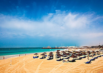 迪拜：体验沙漠露营和海滩露营的乐趣