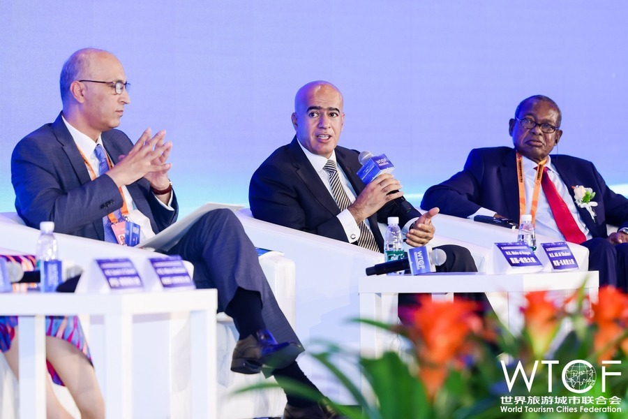 Ali Al Dhaheri, Ambassador of the United Arab Emirates to China (middle) delivers a speech at the forum.