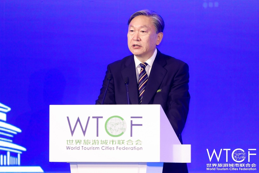 Mr. Chen Dong, Secretary-General of WTCF, moderates the section of "Keynote Speech".