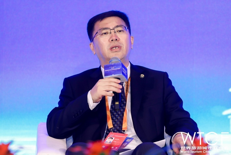 Qiu Wenhe, President of China CYTS Tours Holding Co., Ltd. speaks at the session.