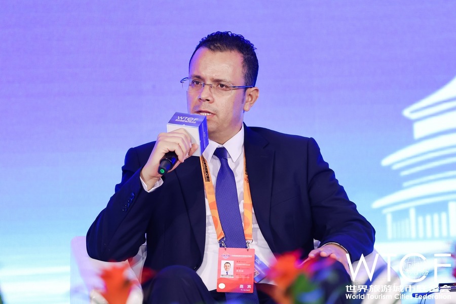 突尼斯国家旅游局驻华首席代表阿诺尔在论坛上发言