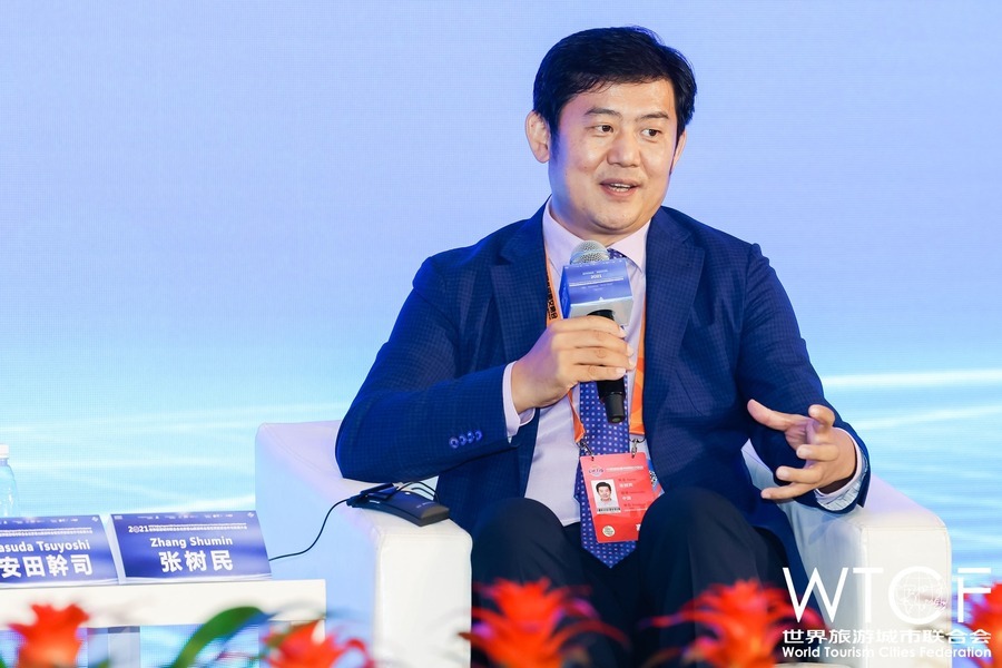 Zhang Shumin, President of OCT Tourism Investment & Management Co., Ltd. speaks at the session.