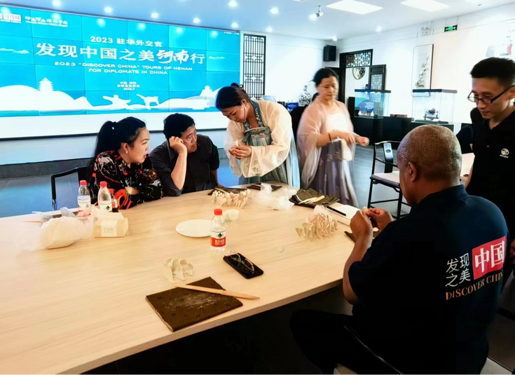 Understanding Chinese Culture through Beauty of Luoyang: 2023 "Discover China" Tours of Henan for Diplomats in China Launched in Luoyang_fororder_20230726034847486