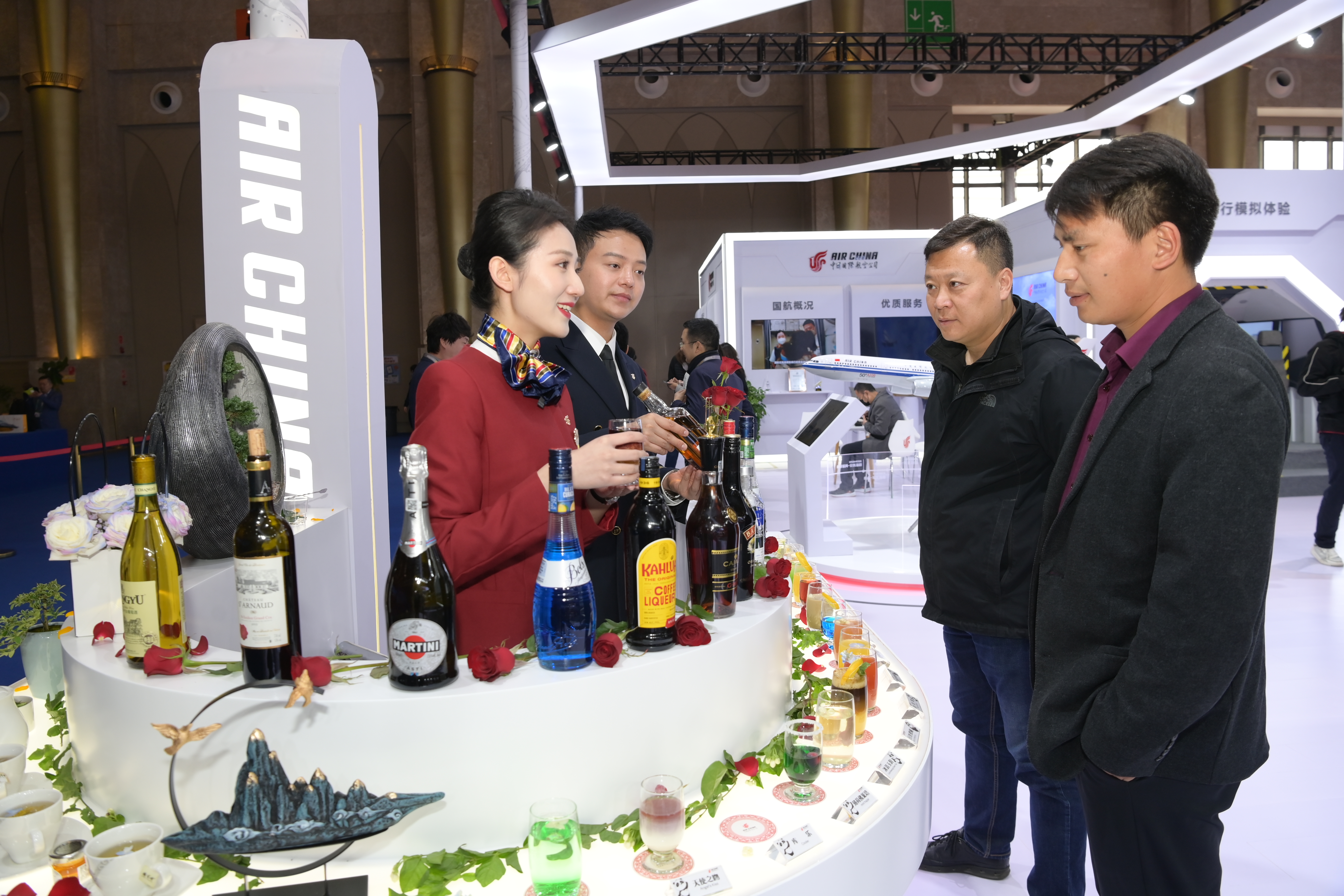 国航亮相2023中国国际旅游交易会_fororder_3.机上酒品茶饮展示吸引观众驻足。
