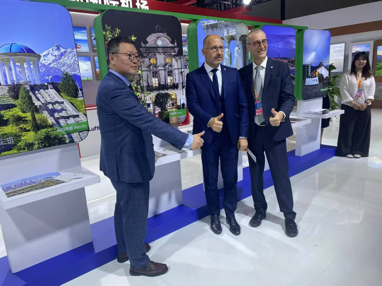 Better City Life through Tourism: WTCF's Exhibition Area at 2024 CIFITS Receives Accolades from Mayors from Numerous Countries_fororder_w05