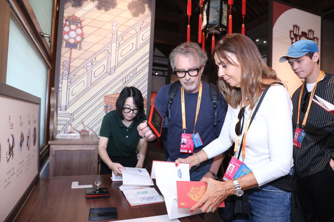 International Guests of World Conference on Tourism Cooperation and Development 2024 Visit Beijing Intangible Cultural Heritage Center_fororder_01